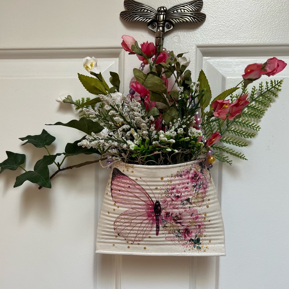 Decorated small tin can